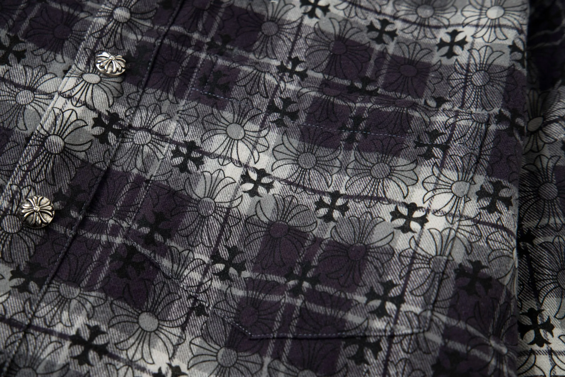 🅿️260 New: Style number: B130 Chrome Hearts classic cashew flower cross all-over printed jacquard long-sleeved casual shirt 1️⃣Customized original jacquard fabric, high-quality pure cotton jacquard plaid fabric, soft and comfortable to the touch, a very high-quality fabric! 2️⃣The details of the workmanship are perfectly controlled. The lining is made of vest hemming, and the cuffs are made of double cross leather labels. It is different from the ordinary version. The collar is also designed with interlining, which shows high-end fashion and personality. The style is fashionable, simple and elegant, and it is a very versatile jacket! 4⃣️Complete accessories, all customized with original versions! Same style for men and women Color: cashew black Size: S, M, L, XL